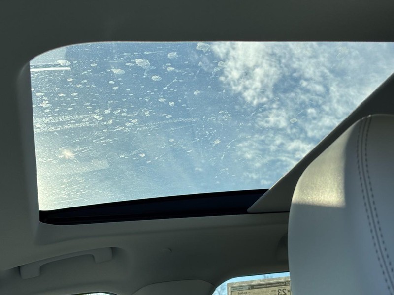 Ford Explorer Vehicle Full-screen Gallery Image 23