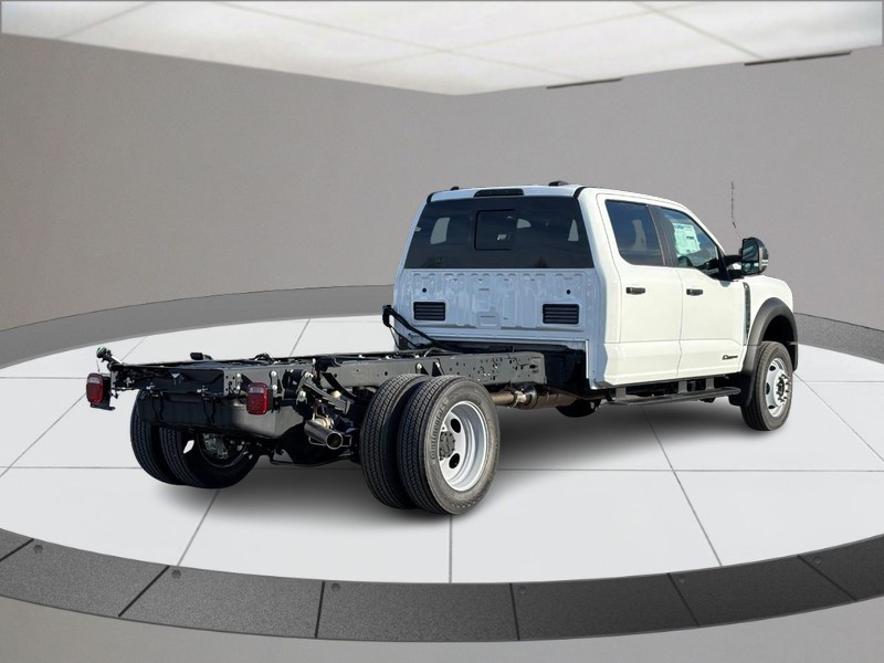 Ford Super Duty F-450 DRW Vehicle Full-screen Gallery Image 03