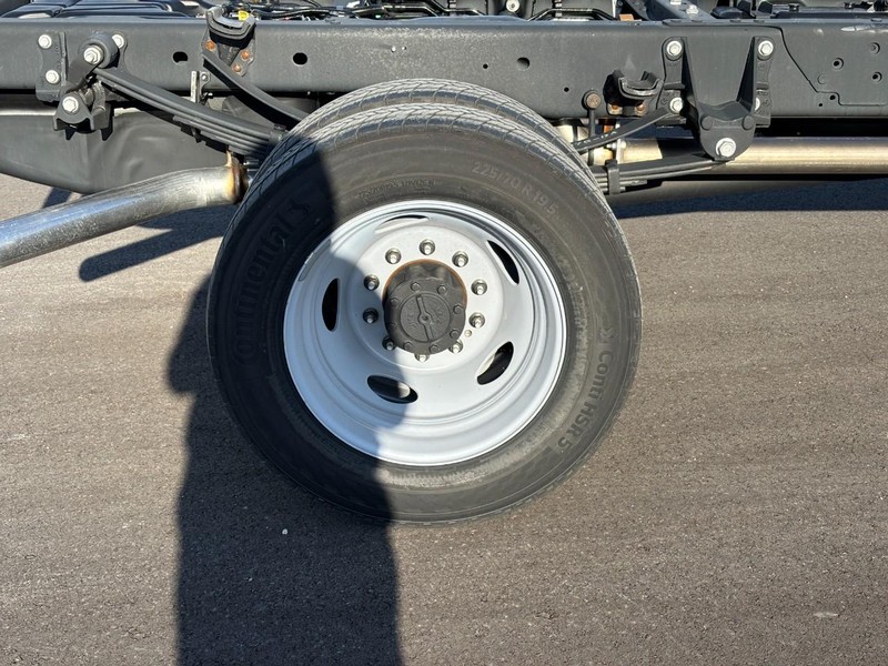 Ford Super Duty F-450 DRW Vehicle Full-screen Gallery Image 04