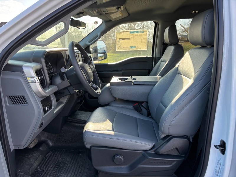 Ford Super Duty F-450 DRW Vehicle Full-screen Gallery Image 05