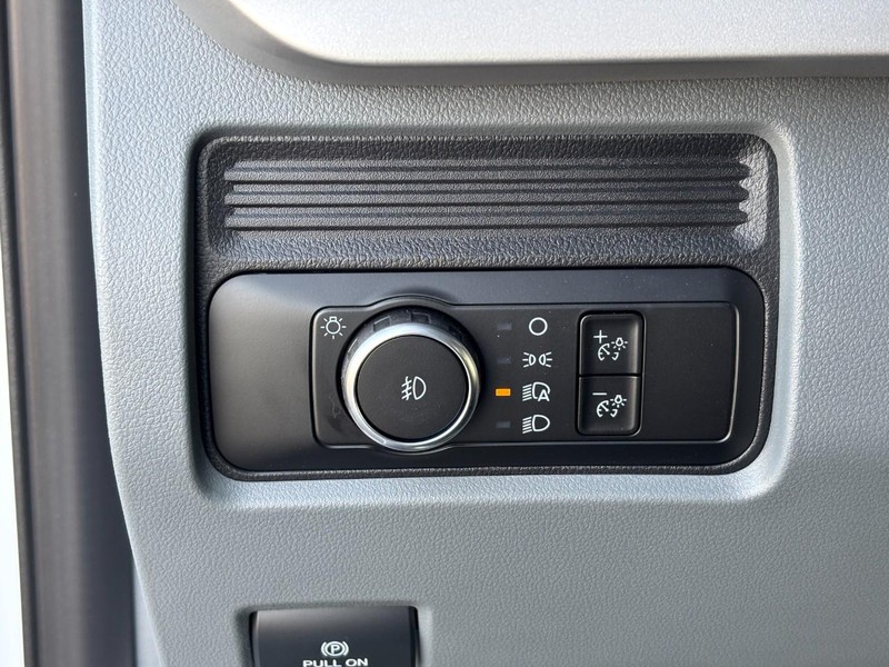 Ford Super Duty F-450 DRW Vehicle Full-screen Gallery Image 06