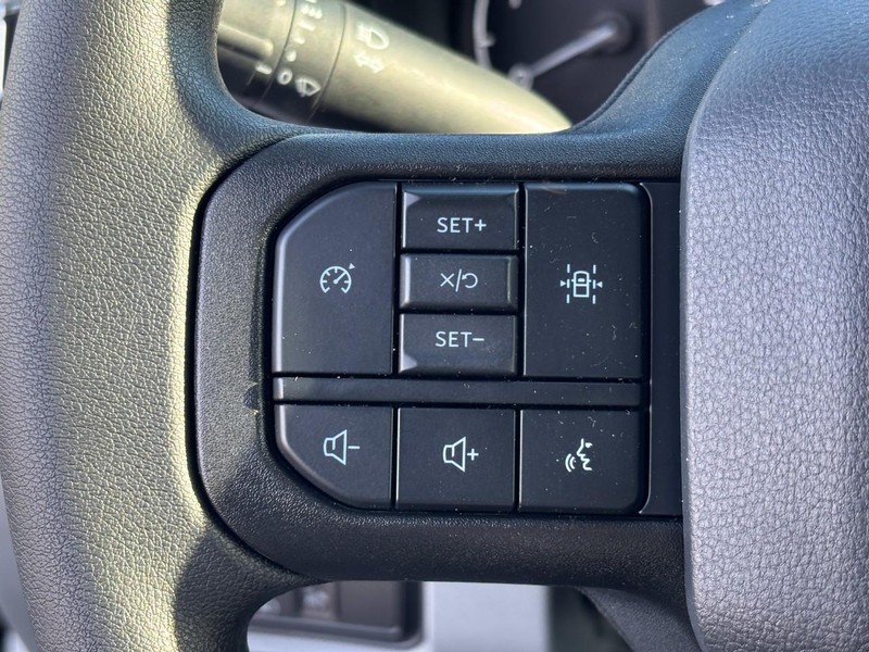 Ford Super Duty F-450 DRW Vehicle Full-screen Gallery Image 07