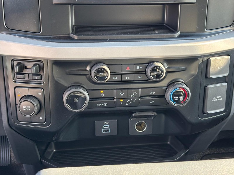 Ford Super Duty F-450 DRW Vehicle Full-screen Gallery Image 11