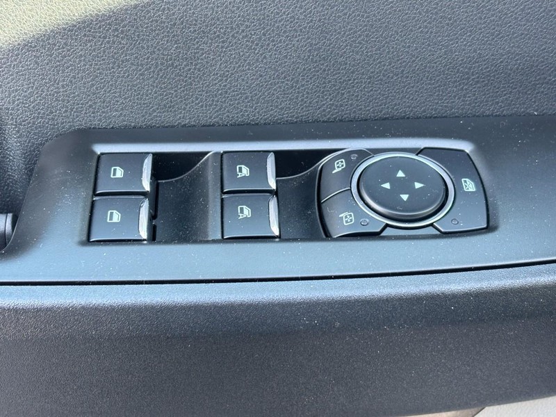 Ford Super Duty F-450 DRW Vehicle Full-screen Gallery Image 12