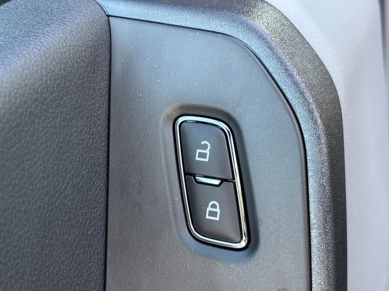 Ford Super Duty F-450 DRW Vehicle Full-screen Gallery Image 13