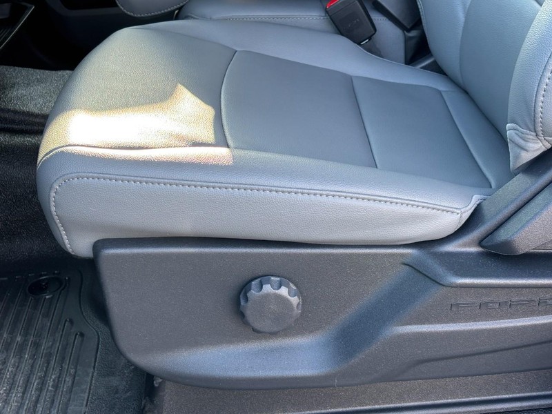 Ford Super Duty F-450 DRW Vehicle Full-screen Gallery Image 14