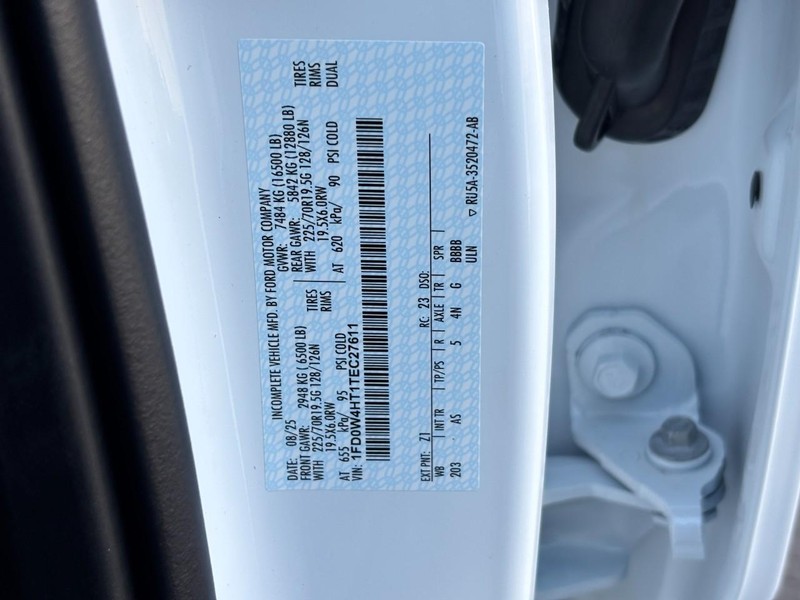 Ford Super Duty F-450 DRW Vehicle Full-screen Gallery Image 15