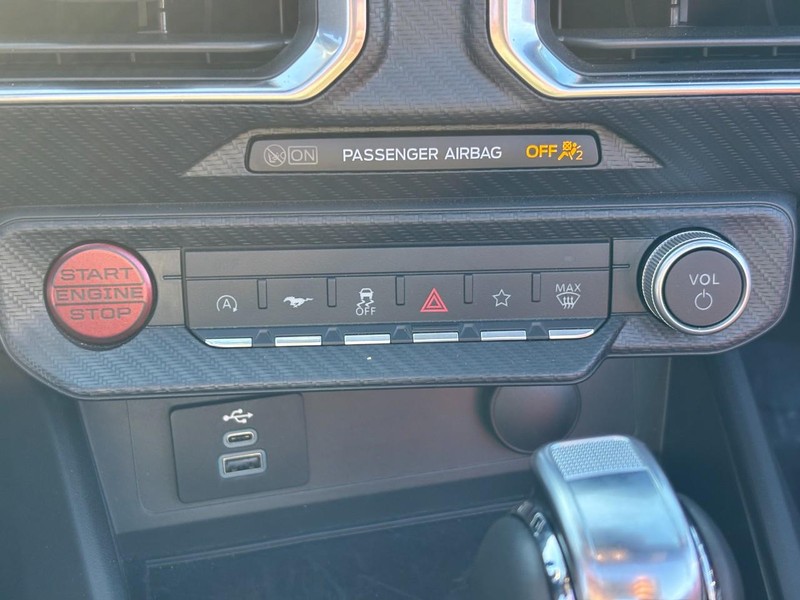 Ford Mustang Vehicle Full-screen Gallery Image 19