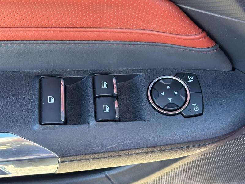 Ford Mustang Vehicle Full-screen Gallery Image 20