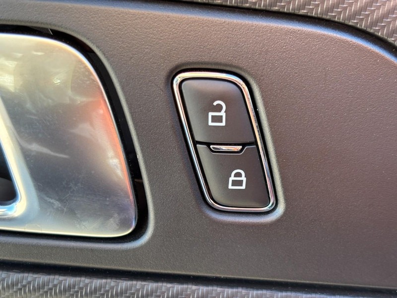 Ford Mustang Vehicle Full-screen Gallery Image 21