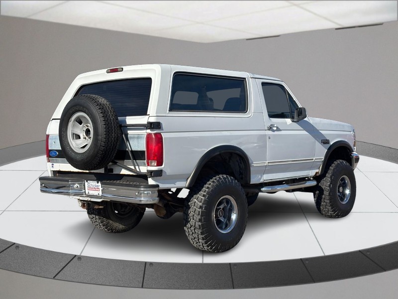 Ford Bronco Vehicle Full-screen Gallery Image 03