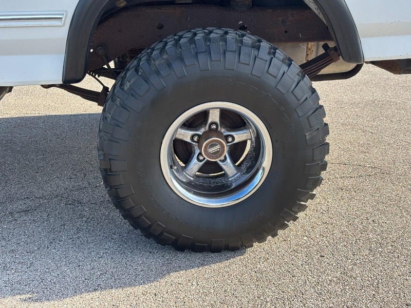 Ford Bronco Vehicle Full-screen Gallery Image 06