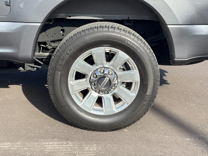 Ford Super Duty F-250 SRW Vehicle Full-screen Gallery Image 07