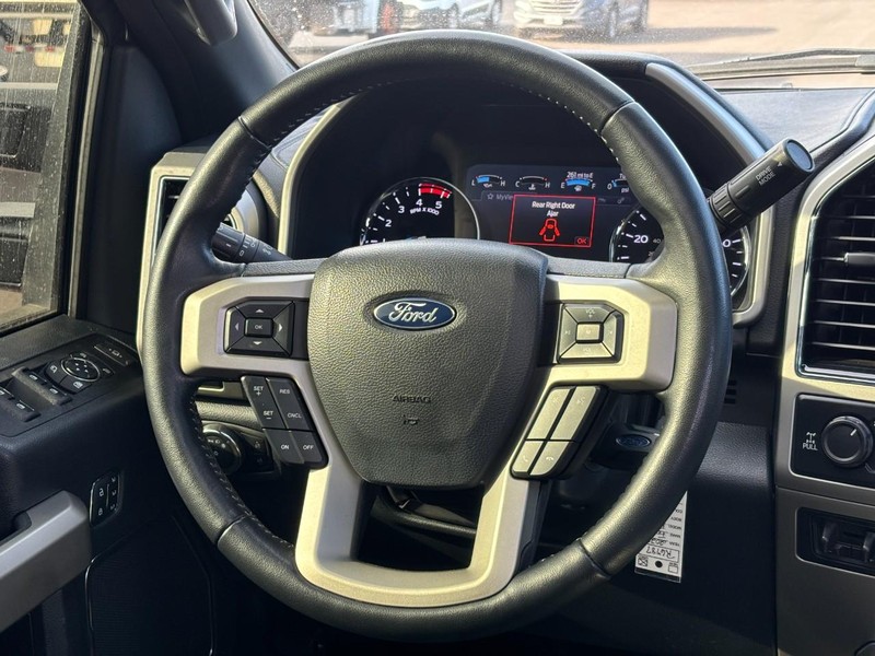 Ford Super Duty F-250 SRW Vehicle Full-screen Gallery Image 12