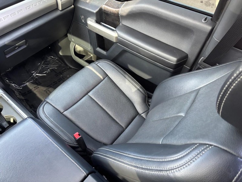 Ford Super Duty F-250 SRW Vehicle Full-screen Gallery Image 15