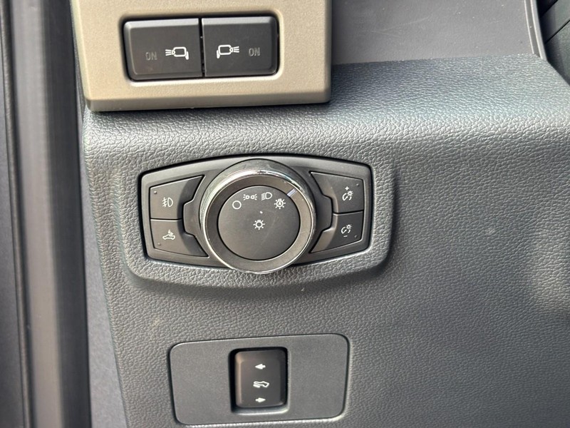 Ford Super Duty F-250 SRW Vehicle Full-screen Gallery Image 16