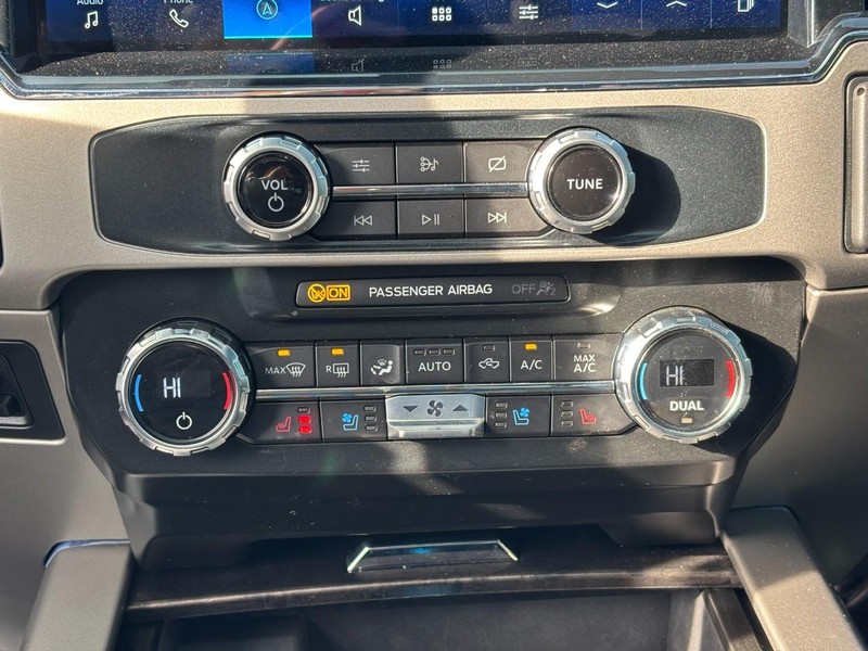 Ford Super Duty F-250 SRW Vehicle Full-screen Gallery Image 23