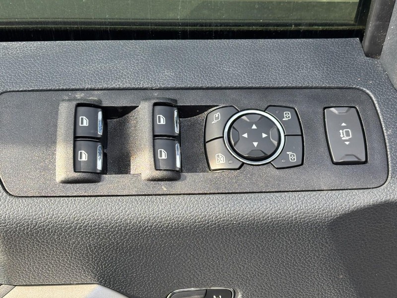 Ford Super Duty F-250 SRW Vehicle Full-screen Gallery Image 24