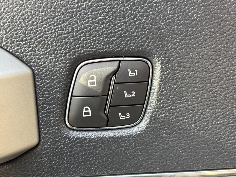 Ford Super Duty F-250 SRW Vehicle Full-screen Gallery Image 25