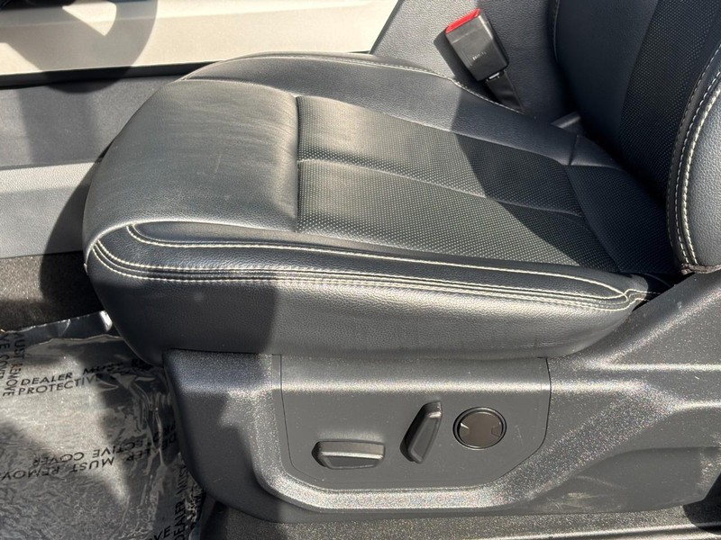 Ford Super Duty F-250 SRW Vehicle Full-screen Gallery Image 26