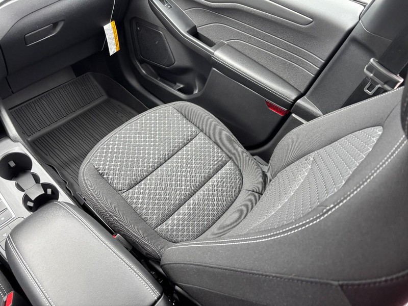 Ford Escape Vehicle Full-screen Gallery Image 09