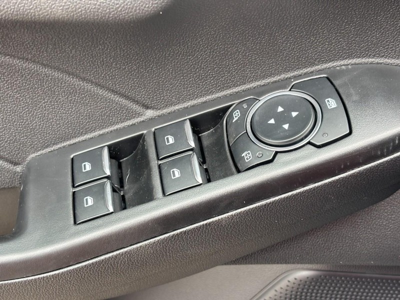 Ford Escape Vehicle Full-screen Gallery Image 17