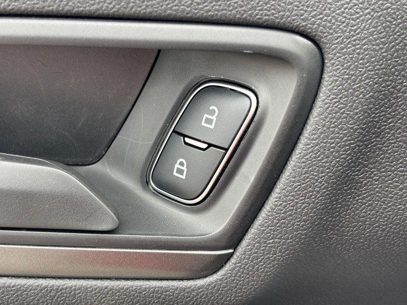 Ford Escape Vehicle Full-screen Gallery Image 18