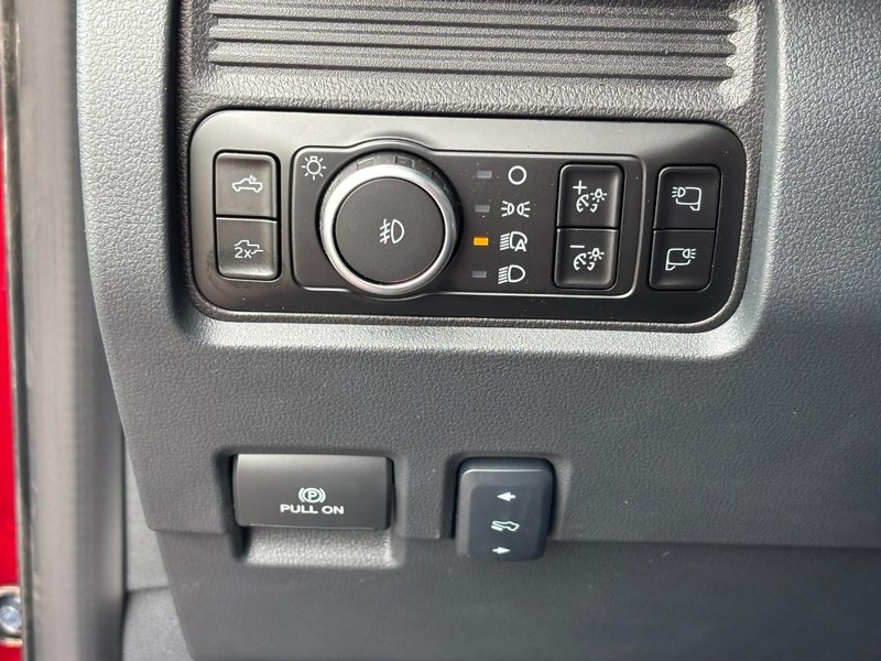 Ford Super Duty F-350 SRW Vehicle Full-screen Gallery Image 10