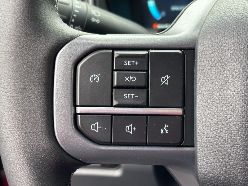 Ford Super Duty F-350 SRW Vehicle Full-screen Gallery Image 11