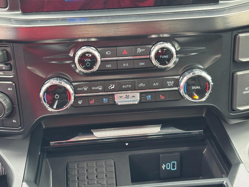 Ford Super Duty F-350 SRW Vehicle Full-screen Gallery Image 17