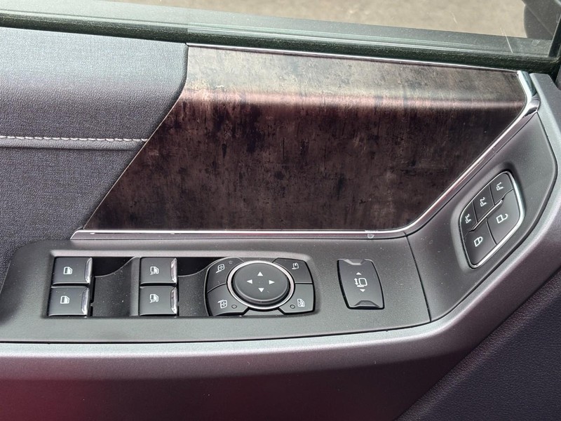 Ford Super Duty F-350 SRW Vehicle Full-screen Gallery Image 18