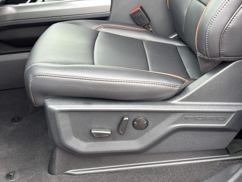 Ford Super Duty F-350 SRW Vehicle Full-screen Gallery Image 19