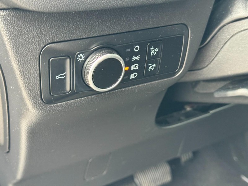 Ford Escape Vehicle Full-screen Gallery Image 17