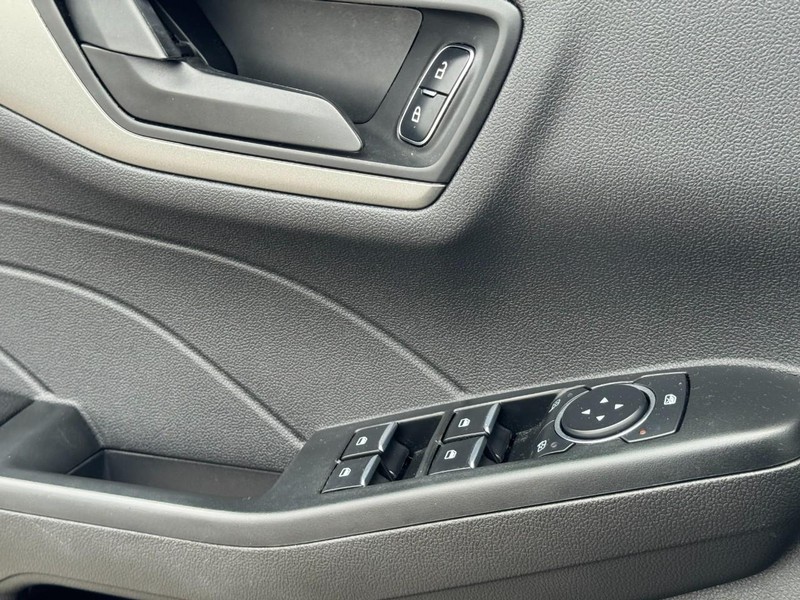 Ford Escape Vehicle Full-screen Gallery Image 23