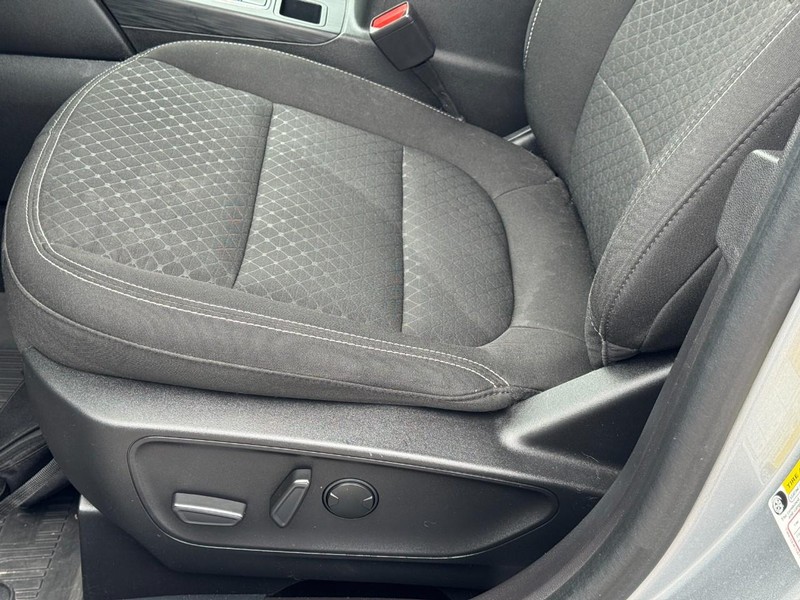 Ford Escape Vehicle Full-screen Gallery Image 24