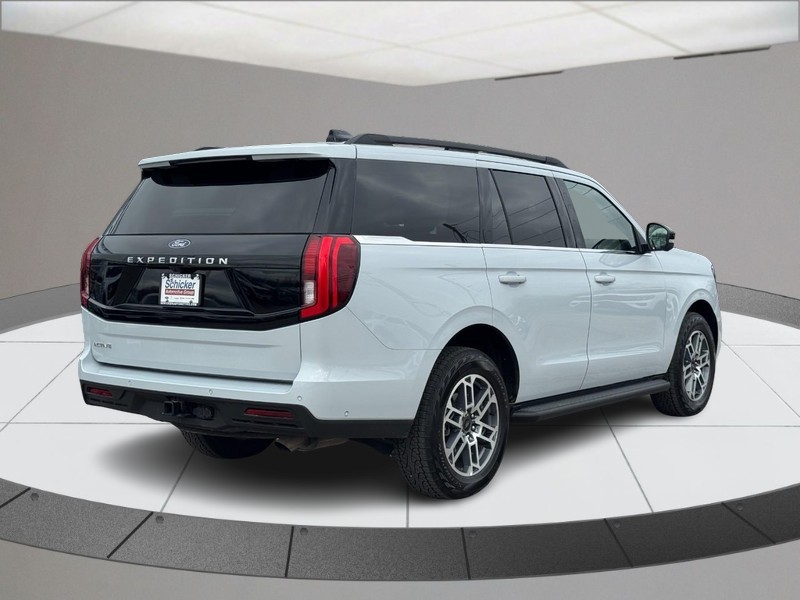 Ford Expedition Vehicle Full-screen Gallery Image 03