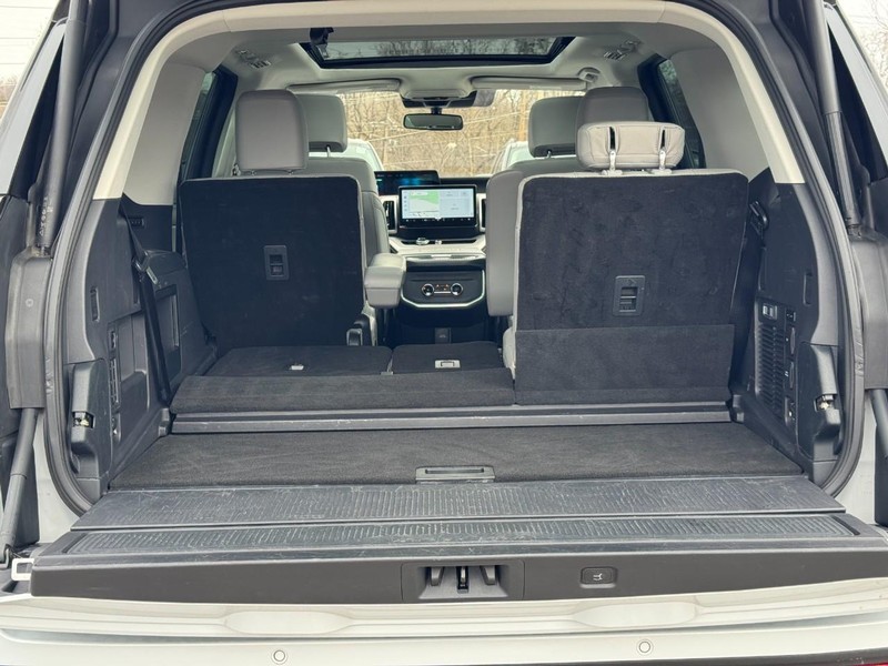 Ford Expedition Vehicle Full-screen Gallery Image 05