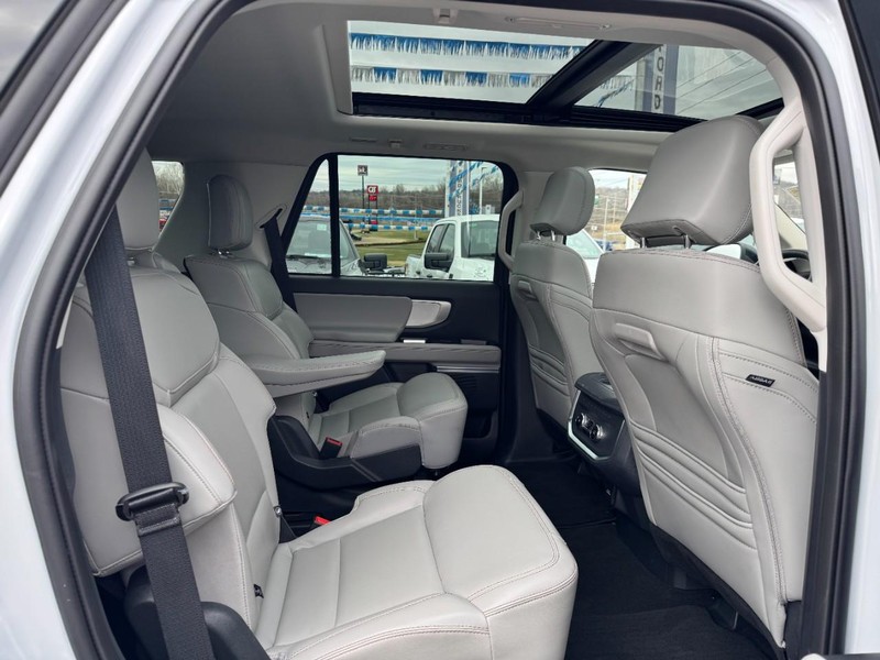 Ford Expedition Vehicle Full-screen Gallery Image 11