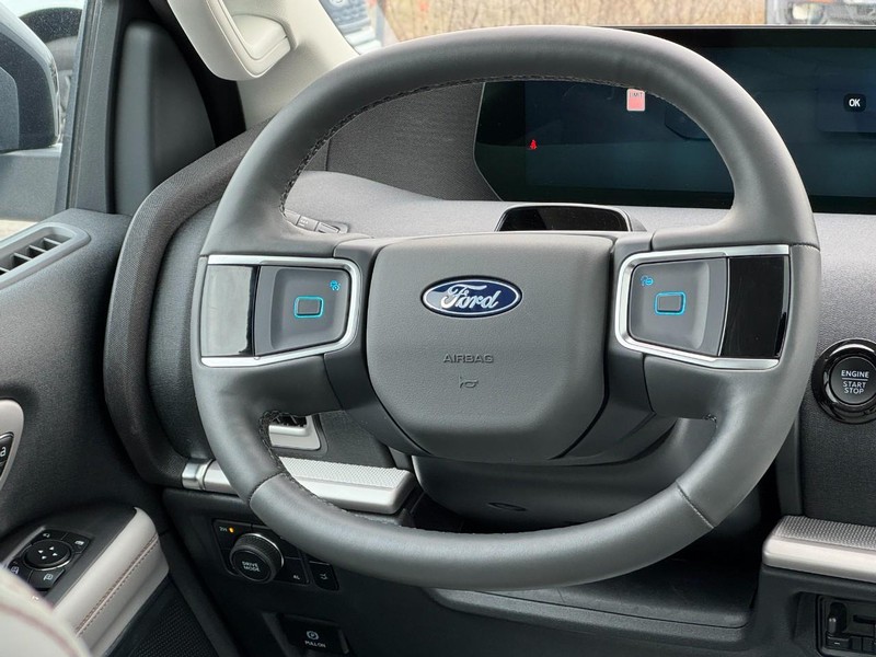 Ford Expedition Vehicle Full-screen Gallery Image 13