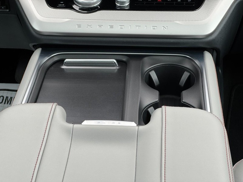 Ford Expedition Vehicle Full-screen Gallery Image 15