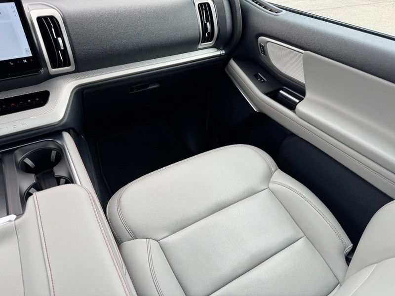 Ford Expedition Vehicle Full-screen Gallery Image 16