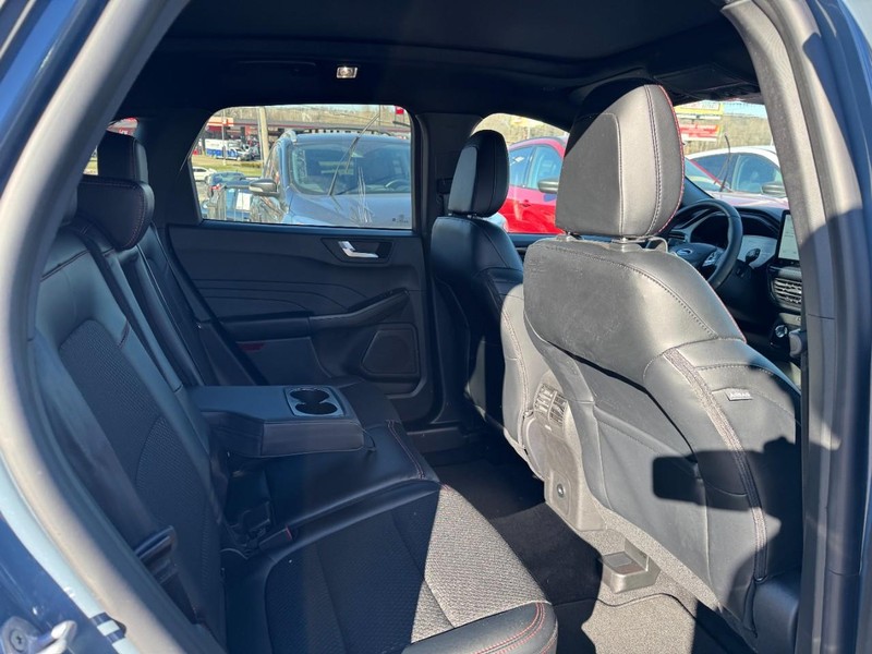 Ford Escape Vehicle Full-screen Gallery Image 10