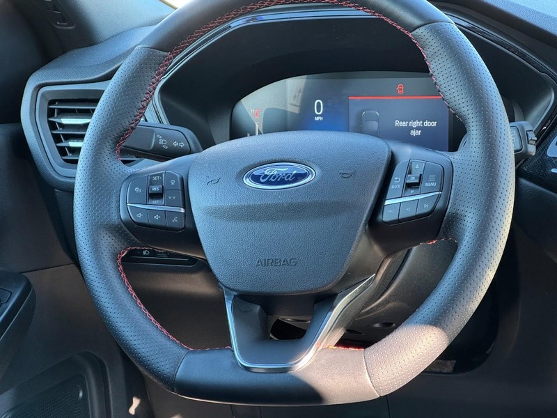 Ford Escape Vehicle Full-screen Gallery Image 12