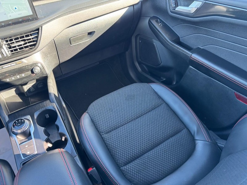 Ford Escape Vehicle Full-screen Gallery Image 15