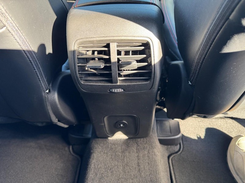 Ford Escape Vehicle Full-screen Gallery Image 16