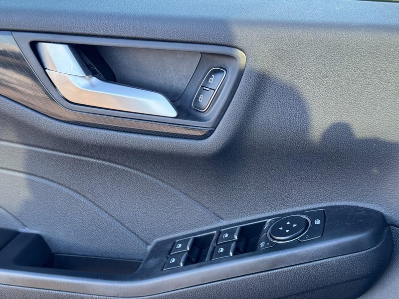 Ford Escape Vehicle Full-screen Gallery Image 23