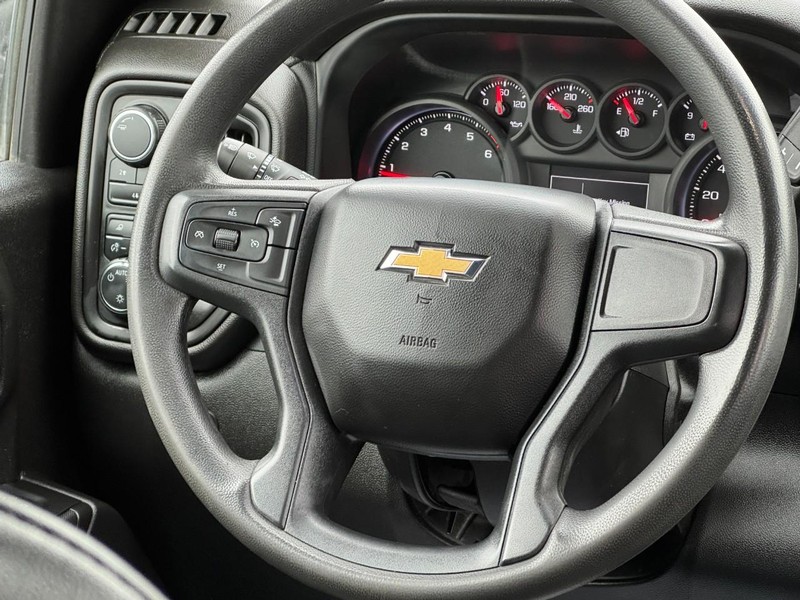 Chevrolet Silverado 3500HD Vehicle Full-screen Gallery Image 11