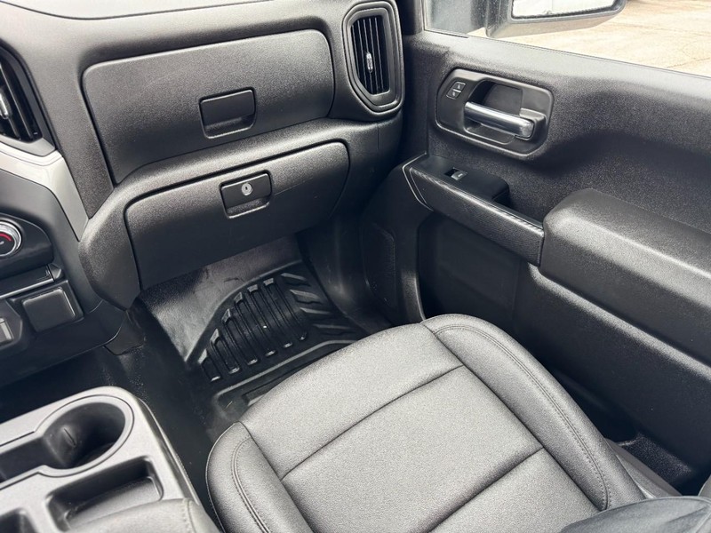 Chevrolet Silverado 3500HD Vehicle Full-screen Gallery Image 14