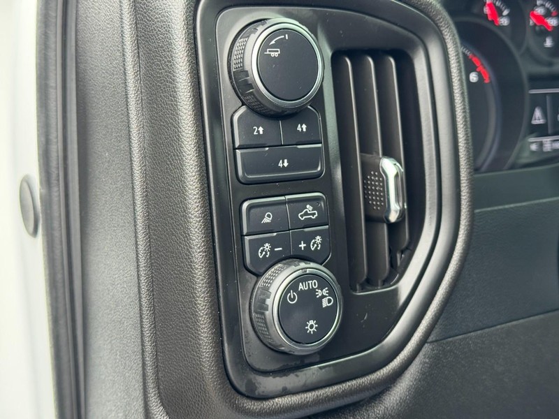 Chevrolet Silverado 3500HD Vehicle Full-screen Gallery Image 15