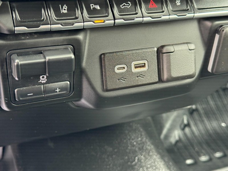 Chevrolet Silverado 3500HD Vehicle Full-screen Gallery Image 18